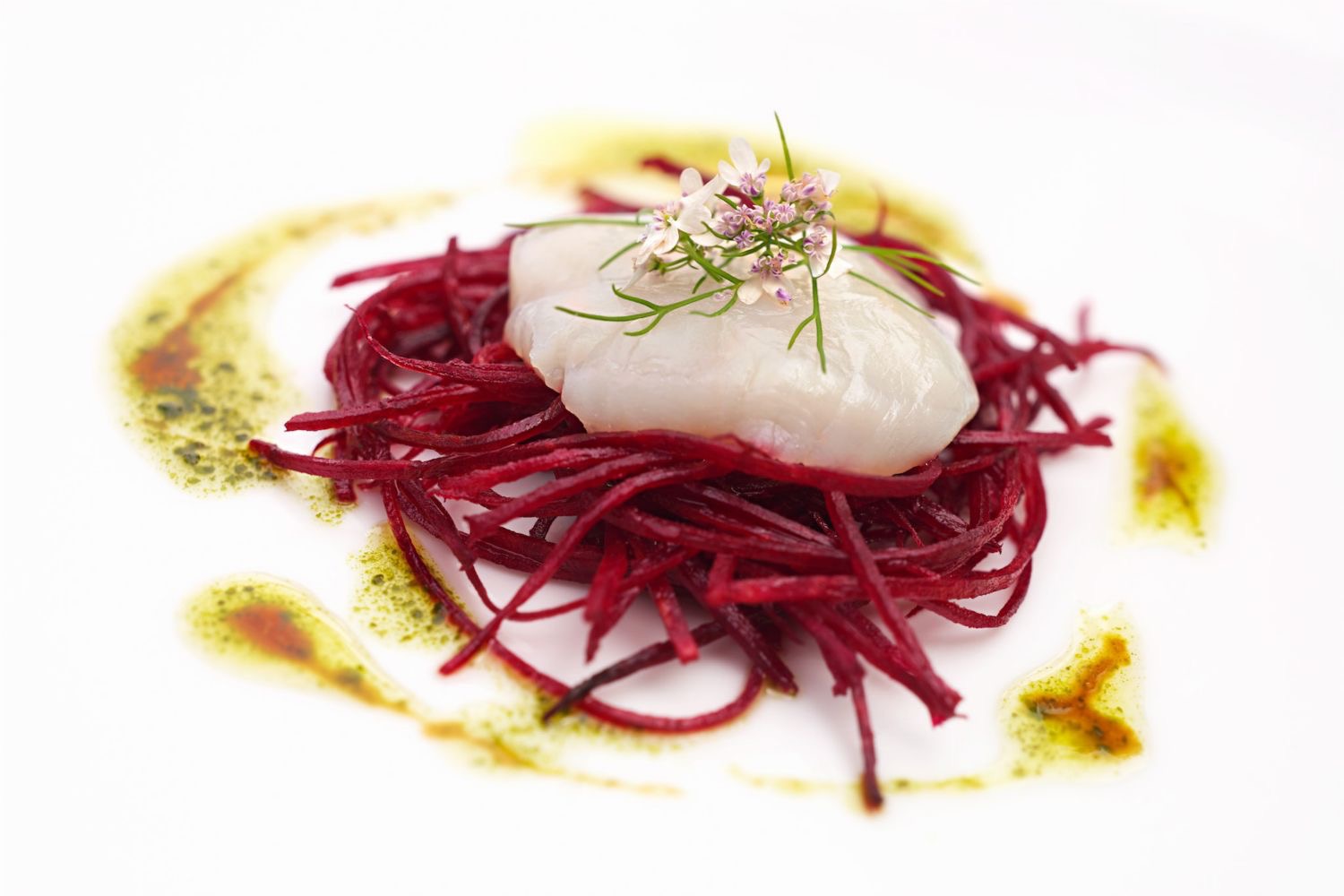 Carpaccio de Saint-Jacques,
spaghettini de betterave, une vinaigrette pistachée